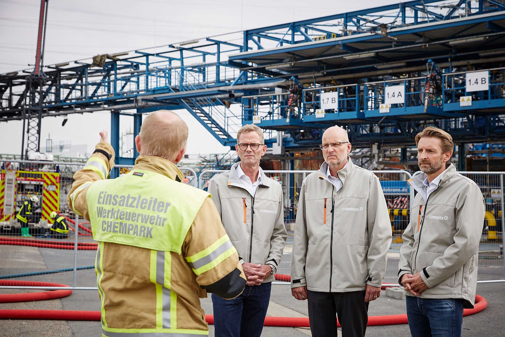 Tobias Dehling, Einsatzleiter Werkfeuerwehr, an der Unfallstelle mit Hans Gennen, Frank Hyldmar und Wolfgang Homey (Foto vom 12.08.2021)