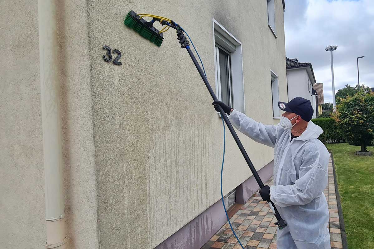 Reinigung der Hauswände durch CURRENTA